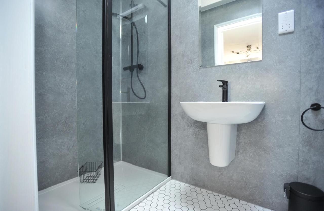 Beechurst Serviced Apartments เชลเทนแฮม ภายนอก รูปภาพ